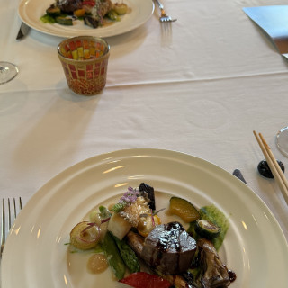 メイン料理の魚と肉相盛り