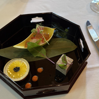 前菜。ひまわりを模したデザインのものが推しで、色が変えられる