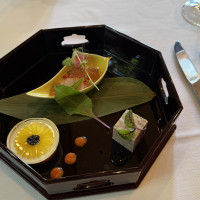前菜。ひまわりを模したデザインのものが推しで、色が変えられる