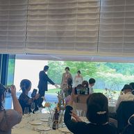 披露宴会場に窓際からの入場シーン