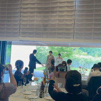 披露宴会場に窓際からの入場シーン