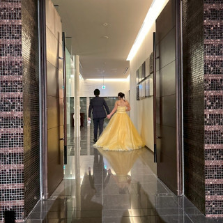披露宴会場からの退場シーンです。
廊下も素敵でした。
