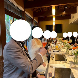 明るく暖かな雰囲気の披露宴会場。