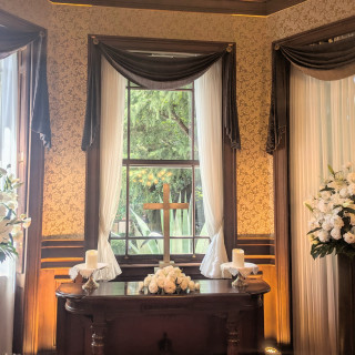 温かい照明のチャペルとなっておりゲストとの距離感は近いです。