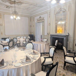 壁や天井、暖炉がヨーロピアンな雰囲気です。