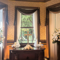 温かい照明のチャペルとなっておりゲストとの距離感は近いです。