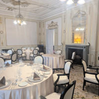 壁や天井、暖炉がヨーロピアンな雰囲気です。