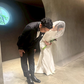 挙式会場。新郎は持込、新婦はIWAIオリジナルドレスを着用。