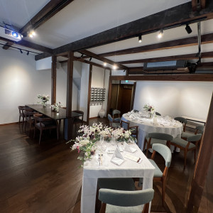 木屋の側の披露宴会場。入口反対から入り口方向を撮影|766539さんのザ オーク ガーデン/別邸 木屋の写真(2515604)