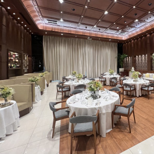 奥のカーテンは空いて全面窓になる。
右側カット済み|766539さんのザ オーク ガーデン/別邸 木屋の写真(2515601)