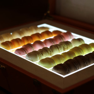 トランクに入ったマカロン|766541さんのTHE ORIENTAL TERRACE HIDEAWAY（ジオリエンタルテラス ハイダウェイ）の写真(2547662)