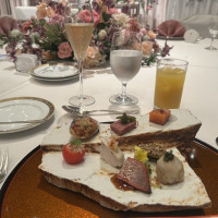 会場の雰囲気と料理です。