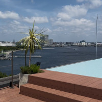 屋上です
いろんな横浜の景色をバックに撮影できると思います。