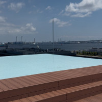 屋上です
いろんな横浜の景色をバックに撮影できると思います。