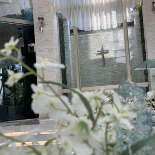 自然の光が降り注ぐチャペル