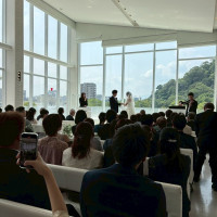 ガラス張りの窓があり、開放的です。