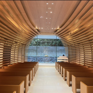 チャペルは木のあたたかみがあり自然光も入り明るいイメージ。