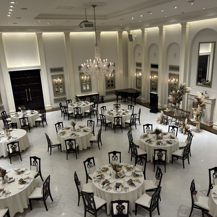 階段上から見た披露宴会場の様子