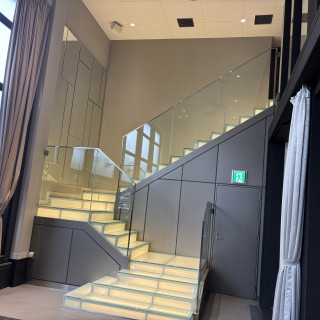 階段から降りて入場する時に鏡越しで客席から見える。