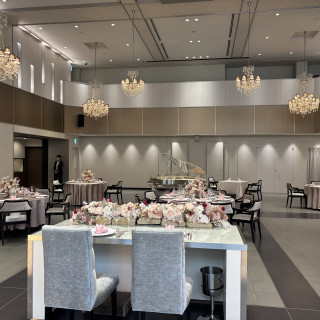 ホワイト基調の可愛い披露宴会場