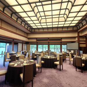 披露宴会場。天井が高く見える造りになっています。|766636さんの大阪城西の丸庭園 大阪迎賓館の写真(2516041)