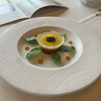 シグネチャーメニューの向日葵をモチーフにした前菜