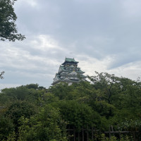 迎賓館からガーデンに出れば大阪城を一望できます。