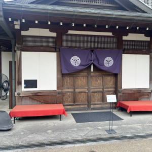 会場入り口。かかっている垂れ幕は持ち込みで好きなデザインに。|766638さんの大阪城西の丸庭園 大阪迎賓館の写真(2516068)