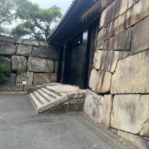 会場近くの門。普段は開いていないが当会場利用時のみ使える。|766638さんの大阪城西の丸庭園 大阪迎賓館の写真(2516069)