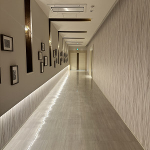 チャペルに向かう廊下には写真を飾れるそうです|766675さんのKUMAMOTO MONOLITH（熊本モノリス）の写真(2516350)