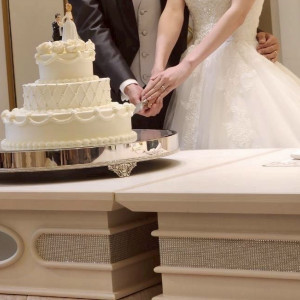 ケーキ入刀|766735さんのアニヴェルセル白壁の写真(2517919)