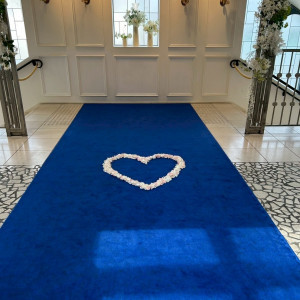 フラワーシャワー後の演出|766735さんのアニヴェルセル白壁の写真(2517915)