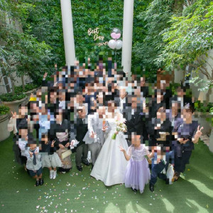 ガーデンでの集合写真|766739さんの山手迎賓館(神戸)/テイクアンドギヴ・ニーズウェディングの写真(2549984)