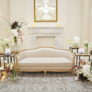 白のソファーの高砂にしました|766748さんのアーセンティア迎賓館(大阪)/テイクアンドギヴ・ニーズウェディングの写真(2516668)