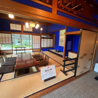 待合スペースは緑や青のはっきりとした色壁の部屋