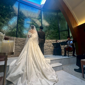 挙式中
光が綺麗に差し込みます|766787さんのアーカンジェル代官山/テイクアンドギヴ・ニーズウェディングの写真(2518179)