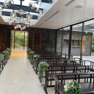 ガラス張りで外の緑が素敵なチャペル