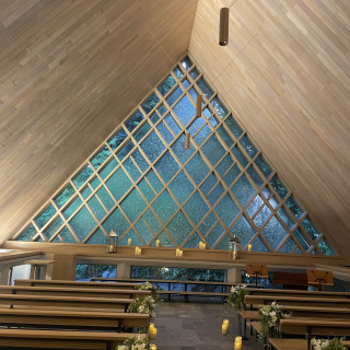 木が印象的なチャペル