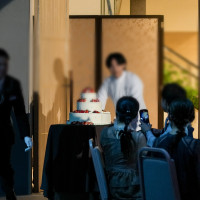 サプライズで友人がケーキを運んできた時