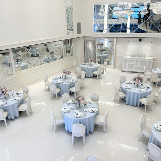 真っ白な披露宴会場。
テーブルクロスは複数の色から選べる