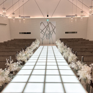 床から発光してくれるバージンロード。