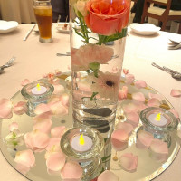 ゲストテーブルの装花です。水中花にしました