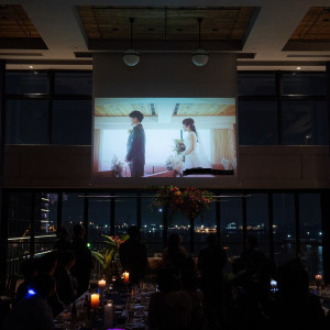 新郎新婦もゲストと一緒に最後のムービーを鑑賞。|767115さんのBAYSIDE GEIHINKAN VERANDA/テイクアンドギヴ・ニーズウェディングの写真(2518578)