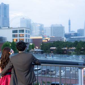 みなとみらいの街並みをバックに当日写真を撮っていただきました|767115さんのBAYSIDE GEIHINKAN VERANDA/テイクアンドギヴ・ニーズウェディングの写真(2518575)