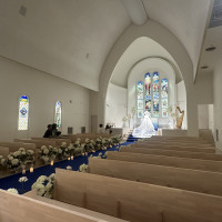 青のバージンロードと白のウェディングドレスのコントラスト◎