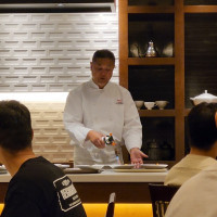 シェフが仕上げに炙っているところ