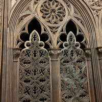 チャペルに刻まれた彫刻の景色