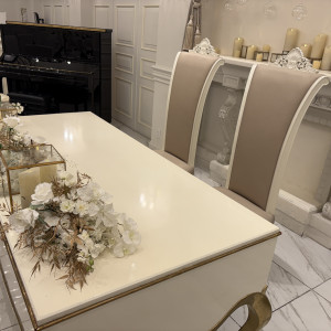 大きい方の式場で、新郎新婦の席とテーブル|767216さんのカサ・デ・アンジェラの写真(2534102)