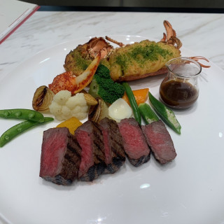 試食させていただいた和牛とエビです。