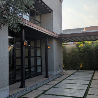 チャペル横のエリア。ここでフラワーシャワーができる